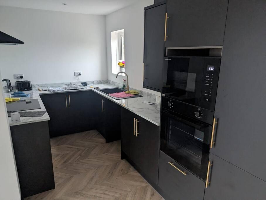 Modern 3Br Home - Private Parking - Tv In Every Bedroom Суонзи Екстериор снимка