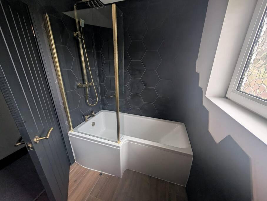 Modern 3Br Home - Private Parking - Tv In Every Bedroom Суонзи Екстериор снимка