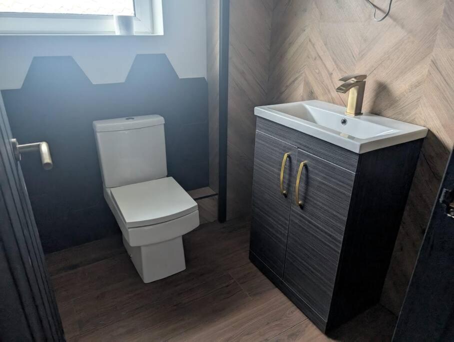 Modern 3Br Home - Private Parking - Tv In Every Bedroom Суонзи Екстериор снимка