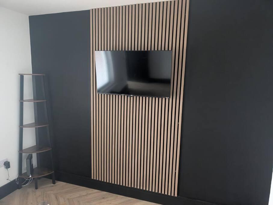 Modern 3Br Home - Private Parking - Tv In Every Bedroom Суонзи Екстериор снимка