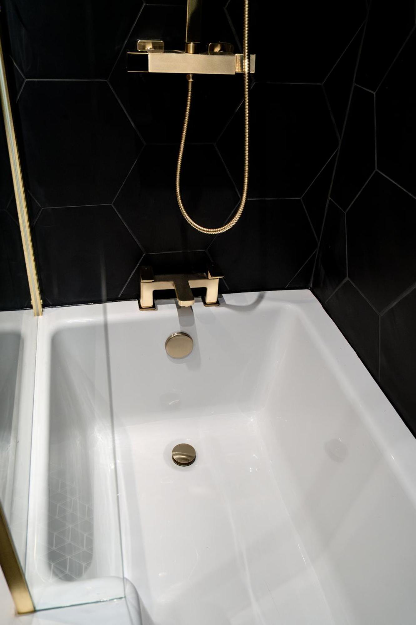Modern 3Br Home - Private Parking - Tv In Every Bedroom Суонзи Екстериор снимка
